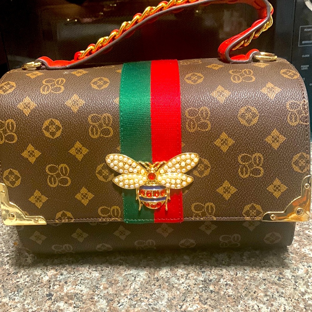 Tiene su brazalete para usarla estilo cartera